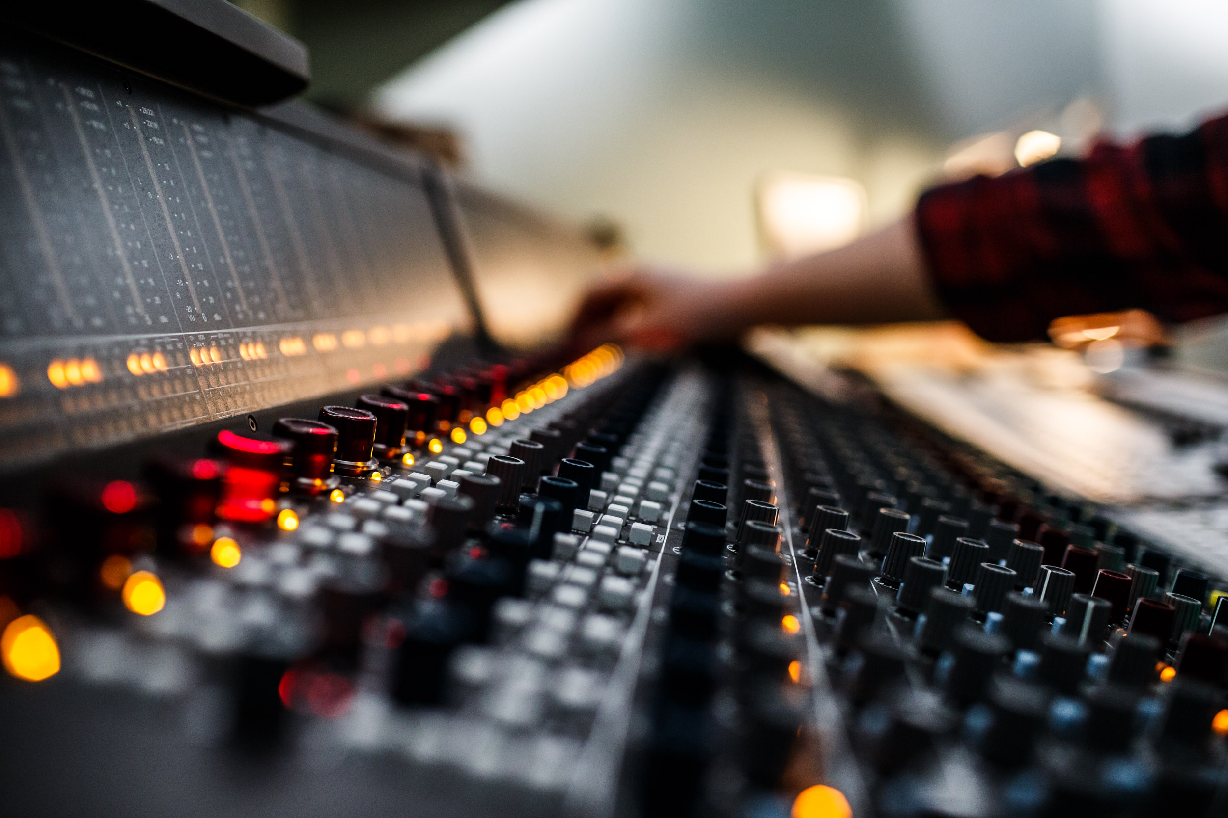 The Advantages of Learning Music Production Online in Mumbai: Accessible, Affordable, and More